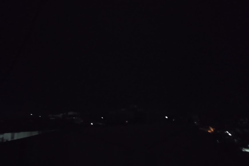 عاجل :كبرى الاحياء بدار سعد في عدن يغرق بالظلام (صورة)