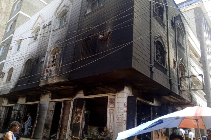 حريق هائل يلتهم منزل في عدن (صور)