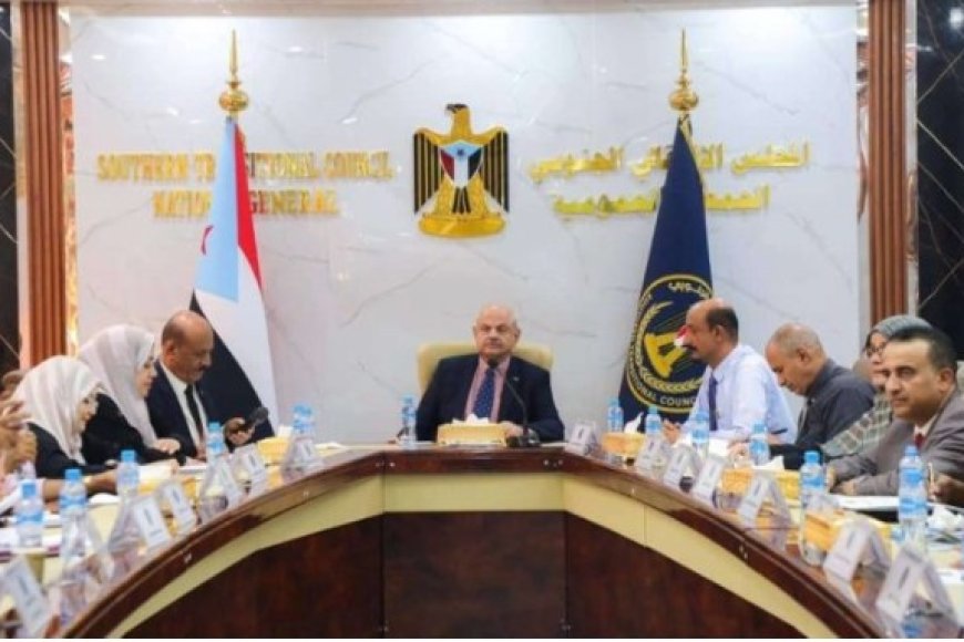 المجلس الانتقالي يطالب الرئاسي والحكومة بحل ومعالجة مشكلة رواتب الموظفين ...