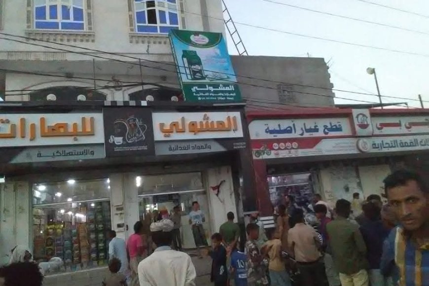 عاجل:صعقة كهربائية تُصيب عاملين أثناء صيانة لوحة إعلانية في المخا