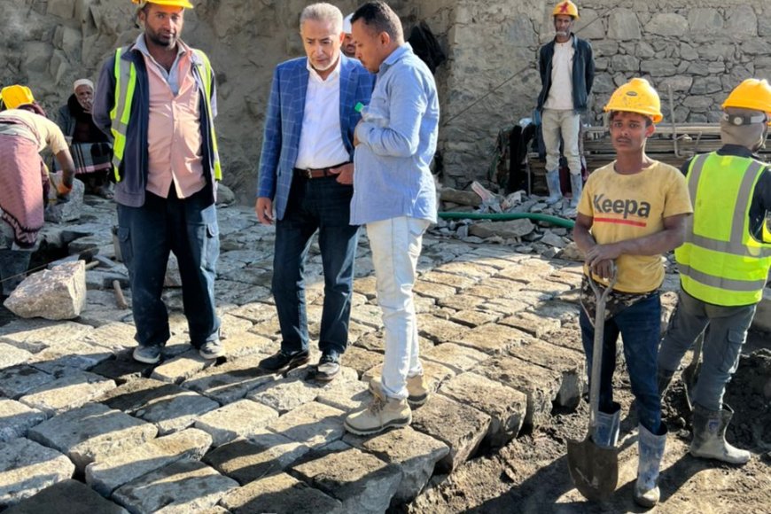 رئيس مجلس إدارة إقليم اليمن يتفقد أعمال صيانة طريق الأعروق – حيفان