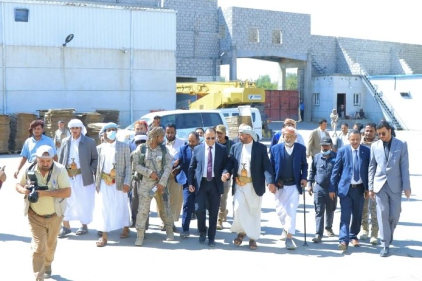 مأرب: وزير الصناعة يتراس اجتماع لجنة الاصلاحات السعرية ويزور عددا من المصانع...