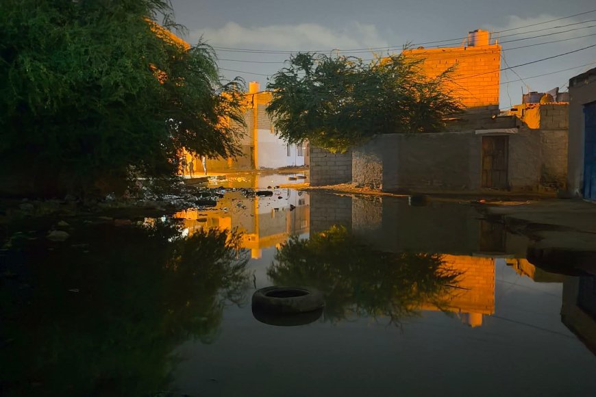 كارثة بيئية تهدد سكان الممدارة في عدن: مياه الصرف الصحي تحاصر منازل حي ملقاط(صورة)