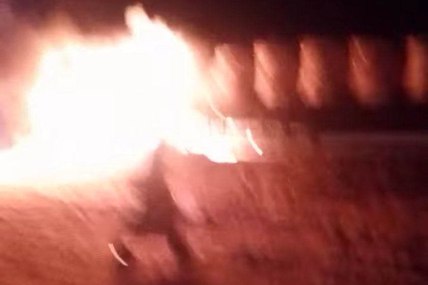 عاجل: اشتعال شاحنة على الخط الدولي بشرورة… وسائق يمني ينجو بمهارة بعد عطل مفاجئ في الفرامل(تفاصيل أولية)