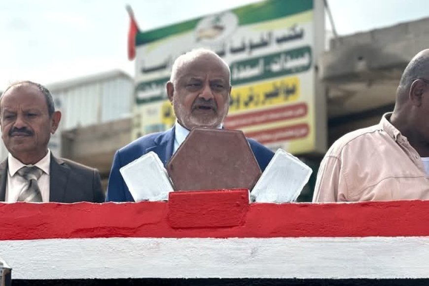 محافظ الحديدة يضع حجر الأساس لمشروع رصف وإنارة شارع جولة السفينة لجولة حيس بالخوخة...