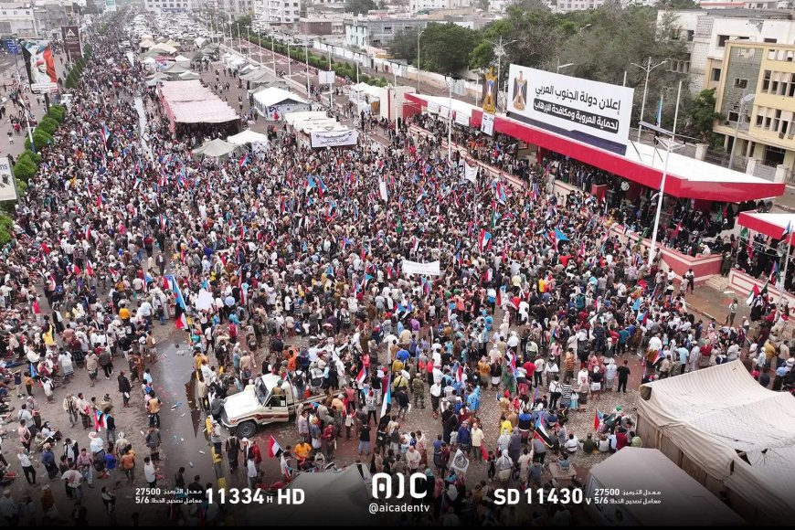 مشاهد جوية توثّق وصول موكب أبناء ردفان الشموخ إلى ساحة الاعتصام في خور مكسر