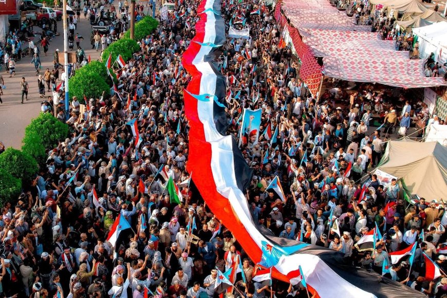 مشهد من السماء… وفود أبناء يافع تصل ساحة العروض وتنضم إلى المعتصمين في خور مكسر