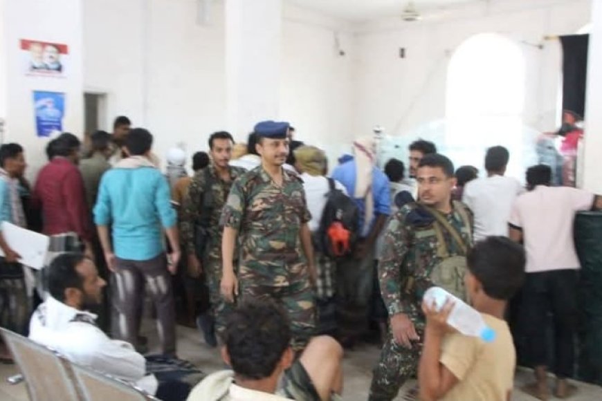 نائب مدير شرطة الحديدة.. يتفقد سير العمل بفرع مصلحة الأحوال المدنية بالخوخة...