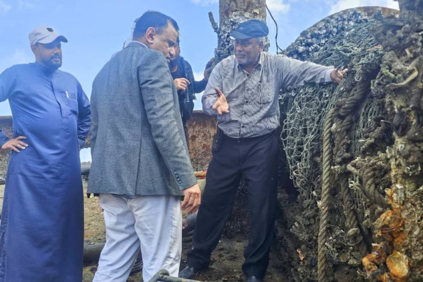 الوزير السقطري يتفقد أعمال انتشال السفن الغارقة في ميناء الاصطياد السمكي ويشدد على تسريع وتيرة العمل
