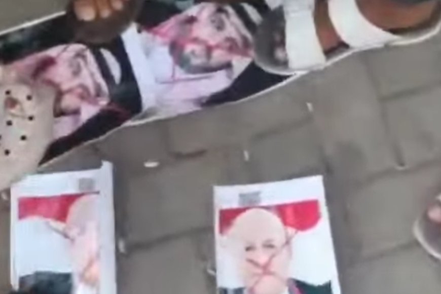 انقسام مابين مؤيد ومعارض..حرق صور العليمي وخالد بن سلمان في تظاهرة بساحة العروض بعدن تثير جدلاً واسعاً