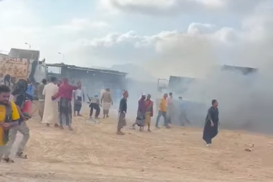 عاجل: حريق ضخم يلتهم عددا من القواطر في مخرج ميناء الحاويات بعدن