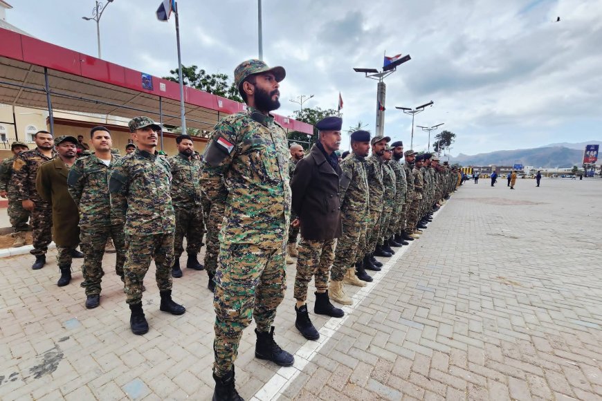 منتسبو ألامن العام والكتائب القيادة العامة بالعاصمة عدن ينظمون وقفة احتجاجية للمطالبة الأشقاء بصرف رواتبهم