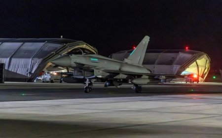 فيديو لعملية إطلاق الصواريخ من حاملات الطائرات الامريكية على مواقع الحوثيين