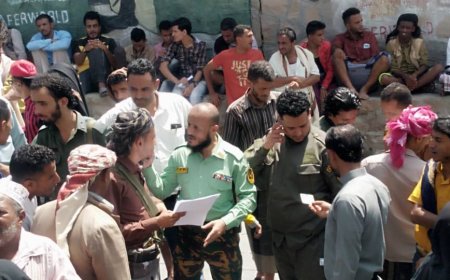 مدير مصلحة الأحوال المدنية بتعز يحصد إشادة المواطنين بتسهيل إجراءات الخدمات