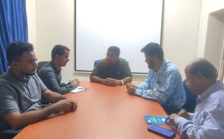 "مدير مكتب الصحة والسكان في أبين يبحث مع مدير مؤسسة استجابة تطوير البنية التحتية الصحية في المحافظة"