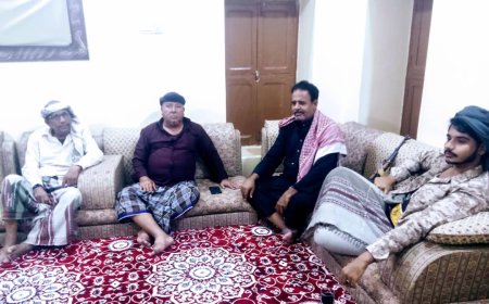 مدير عام مديرية حريضة الدكتور قاسم سالمين الحكم الجعيدي يقوم بزيارة الأخ خميس بن نقح المدير العام الاسبق لمديرية حريضة