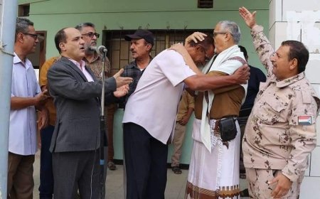 شاهد صورة..لحظة إعتذار ولي أمر الطالب للمعلم الذي تعرض للاعتداء داخل ثانوية الأهدل في عدن