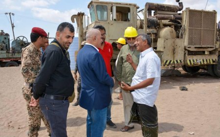 وزير المياه والبيئة يتفقد احواض معالجة مياه الصرف الصحي وسير العمل بحقل بئر أحمد 