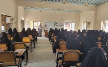 مركز الدراسات البيئية والموارد المائية بجامعة حضرموت يدشن برنامج المحاضرات التوعوية حول ,, اخطار البلاستيك ,, في الجامعات بتمويل من مؤسسة صلة للتنمية بالمكلا 