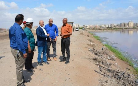 وزير المياه والبيئة يتفقد احواض معالجة مياه الصرف الصحي وسير العمل بحقل بئر أحمد 