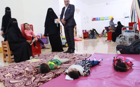 فريق من«كاك بنك» يتفقد احتياجات مؤسسة الحق في الحياة ويعلن توفير أجهزة ومعدات طبية لأطفال الشلل الدماغي