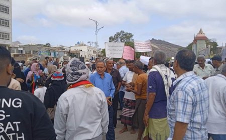 يحدث الان..فعالية احتجاجية عمالية أمام قصر المعاشيق في عدن (صور)