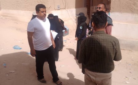 مسؤول التحصين والتثقيف وشيخ حارة السحيل يقوم بالاطلاع على فريق التحصين بالسحيل