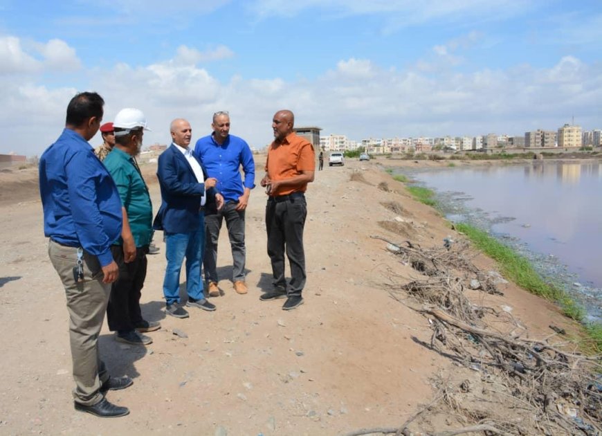 وزير المياه والبيئة يتفقد احواض معالجة مياه الصرف الصحي وسير العمل بحقل بئر أحمد 