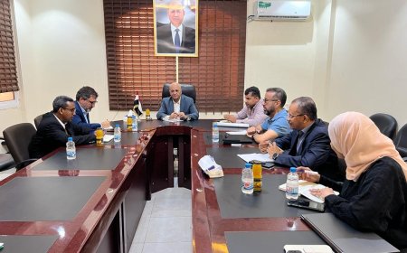 وزير المياه والبيئة يبحث مع منسق الشؤون الانسانية مستجدات غرق السفينة روبيمار