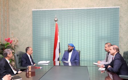 عضو مجلس القيادة "المحرّمي" يعقد اجتماعاً بوزير الصناعة والتجارة