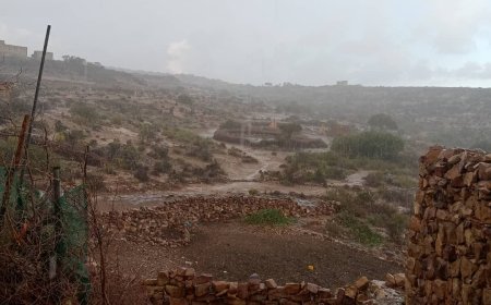 أمطار متوسطة تشهدها قرى جرداد في تعز 