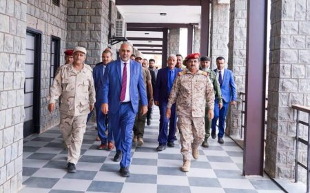 الرئيس القائد عيدروس الزُبيدي يتفقد سير العملية التعليمية في الأكاديمية العسكرية العُليا