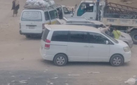 عاجل:لهذا السبب..نقطة أمنية تحتجز أكثر من 100 سيارة بالخط الرابط بين لحج وتعز (صور)
