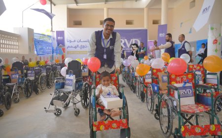 الامين تدشن حملة الإنسان عونا بتوزيع كراسي متحركة بمدرسة الهمة بسيئون