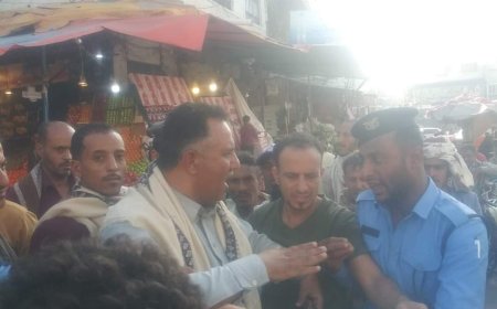 بسبب غريب..محاولة إعتداء تطال رجل مرور في تعز (صورة)
