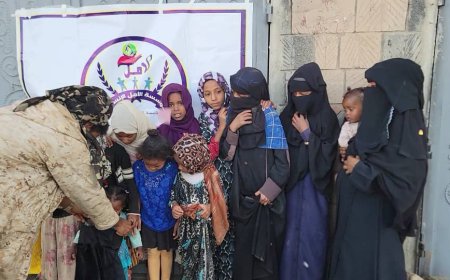 مؤسسة الامل الانسانية توزع كسوة العيد لفئات النازحين والمهمشين في مدينة قعطبة محافظة الضالع