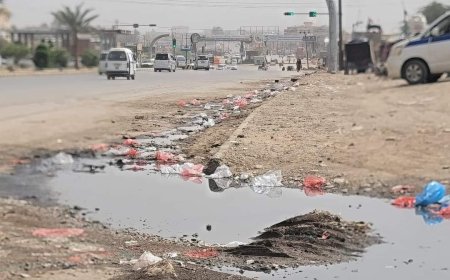 مياه الصرف الصحي تغرق أهم الشوارع الرئيسية في مأرب (صورة)