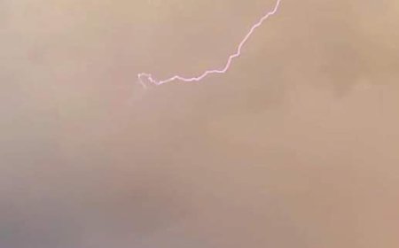 شاهد صور..لحظة صاعقة رعدية تضرب بني مطر في صنعاء 