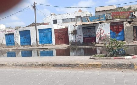 مياه الصرف الصحي تغرق تقاطع الممدارة في عدن (صورة)