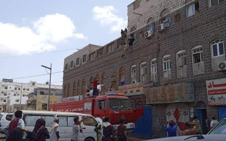 عاجل:فيما الحريق ظل 5 ساعات يلتهم المنزل..العثور على جثة طفل ومسن داخل منزل اندلع حريق هائل في عدن