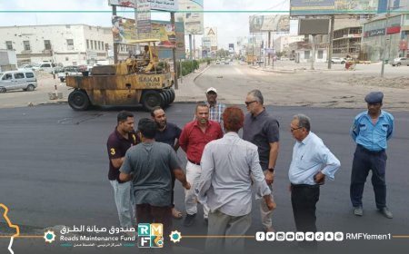 المهندس معين الماس يتفقد أعمال الاسفلت في  مشروع جولة كالتكس بالعاصمة عدن 