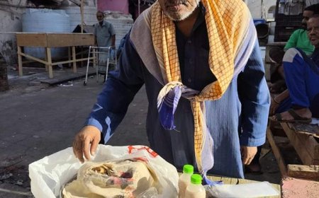 فيما الجاهلين يتولى المناصب..دكتور بالقانون الدولي يقوم بهذه المهمة من أجل لقمة العيش في عدن(صورة)