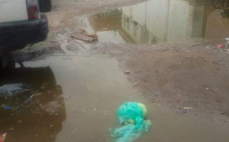 مياه الصرف الصحي تغرق حي بالشيخ عثمان في عدن(صور)