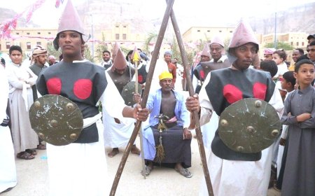 جيش الفرقان وفرقة النمر الكوميدية يشاركان في ختم مسجد جامع النور بعرض آل عل بن سعيد بسيئون 