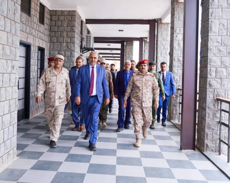 الرئيس القائد عيدروس الزُبيدي يتفقد سير العملية التعليمية في الأكاديمية العسكرية العُليا