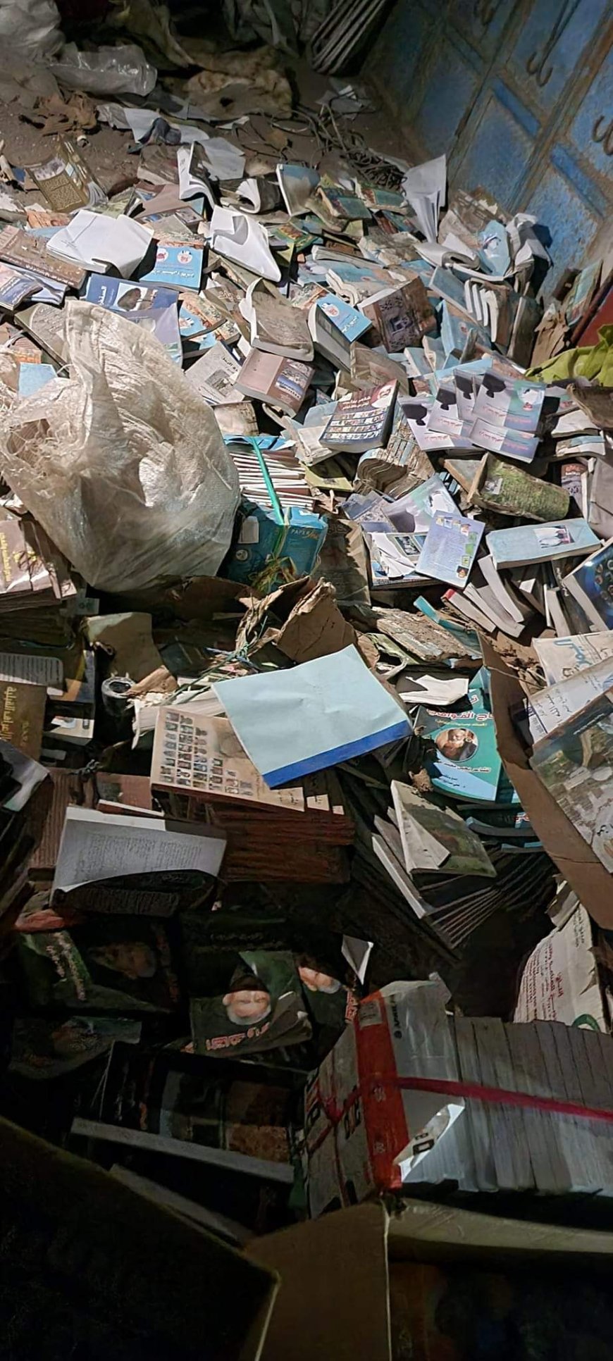 بسبب القات..كاتب شهير يشكوا تلف مئات النسخ من اصداراته في عدن (صور)