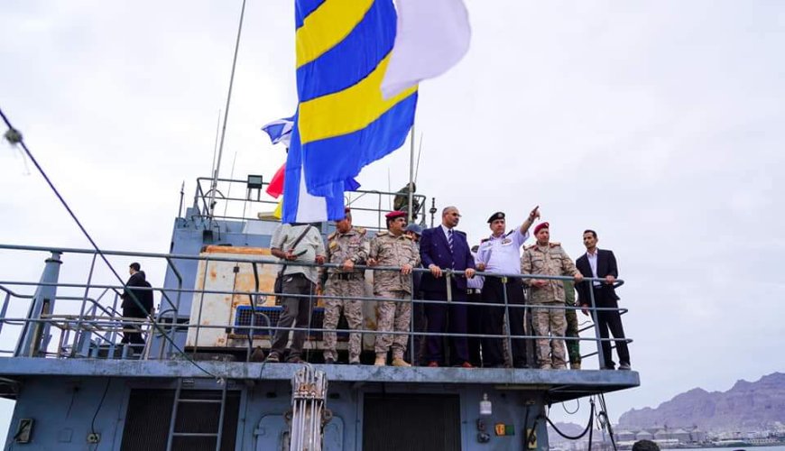 الرئيس القائد عيدروس الزُبيدي يدشّن إدخال آليات جديدة للقوات البحرية