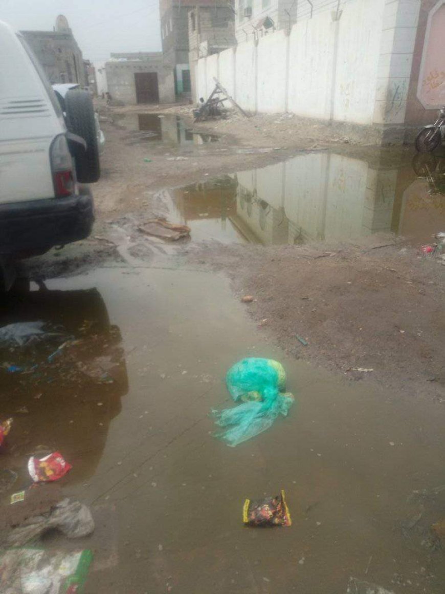 مياه الصرف الصحي تغرق حي بالشيخ عثمان في عدن(صور)