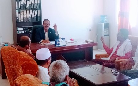 المدير العام لمديرية حريضة رئيس المجلس المحلي بالمديرية في زيارة تفقدية لمكتب التربية والتعليم بالمديرية