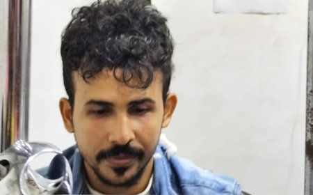 بسبب ظروفه المادية..حكم لكرة القدم يتحول من تحكيم الملاعب إلى تحكيم الصرافات في عدن(تعرف عليه)
